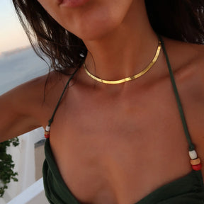 Colier Herringbone din argint 925 placat cu aur de 18K – lanț elegant Maison La Stéphanie, cu reflexii calde și finisaj neted, ideal pentru layering sau purtare solo.