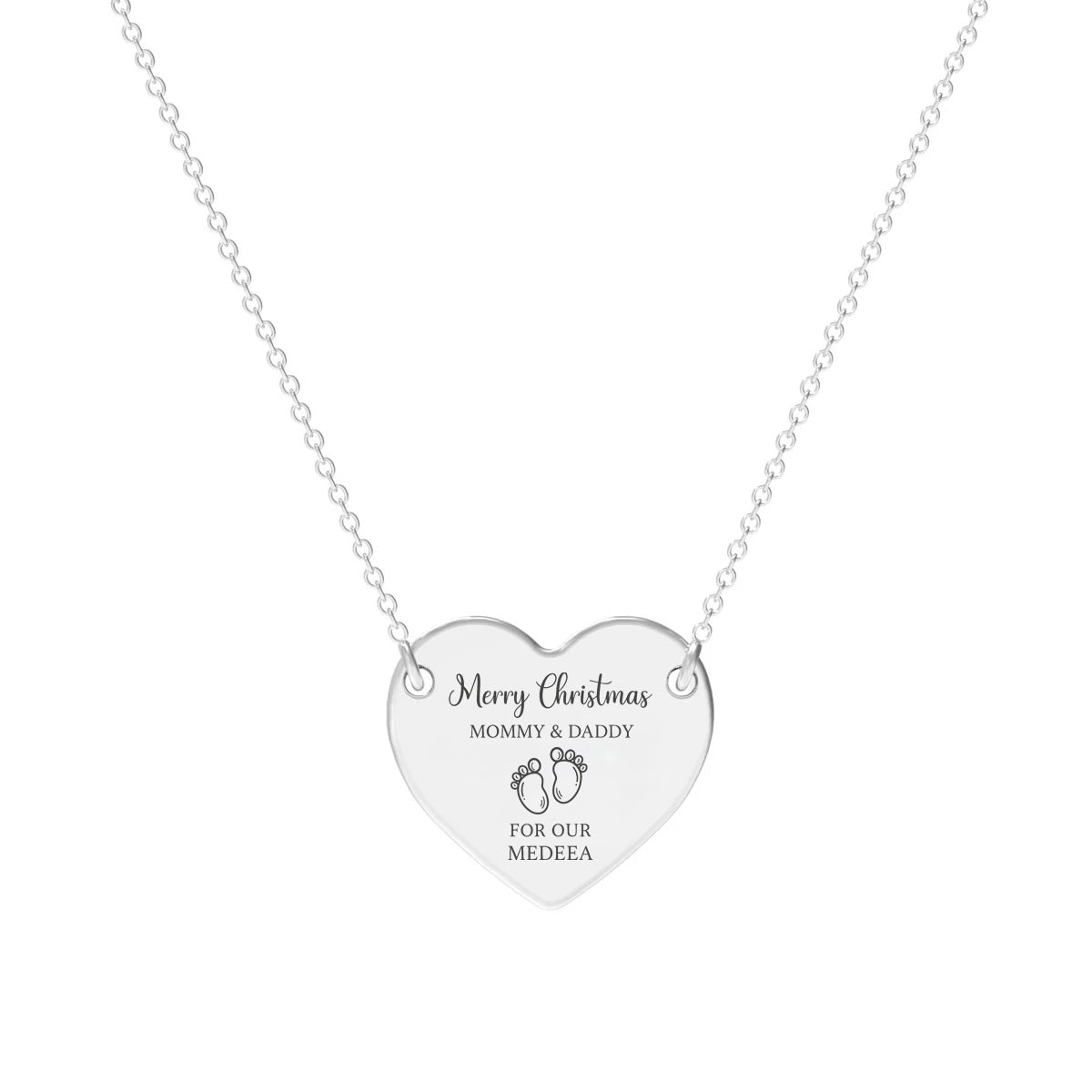 Colier din argint cu inimă mare de 28 mm, gravată cu textul „Merry Christmas – Mommy & Daddy” și numele copilului, pe lanț subțire de 34 sau 42 cm.