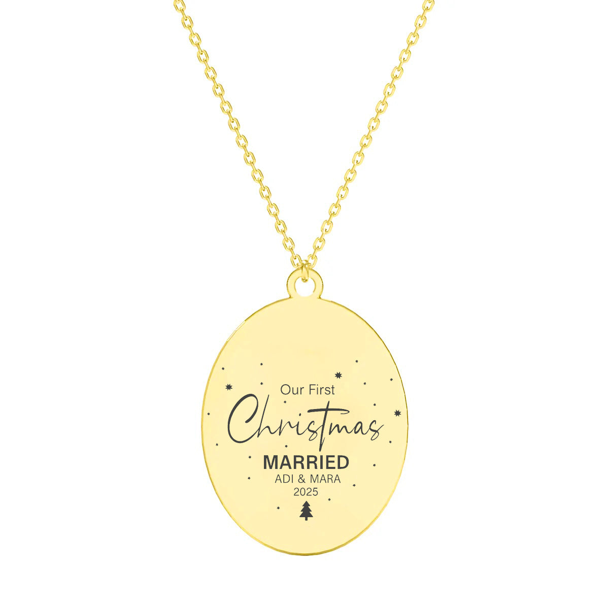 Colier din argint placat cu aur 18K, cu lanț subțire 40 cm + 5 cm prelungitor și pandantiv oval gravat cu „Our First Christmas Married”, alături de nume personalizate și simboluri festive.