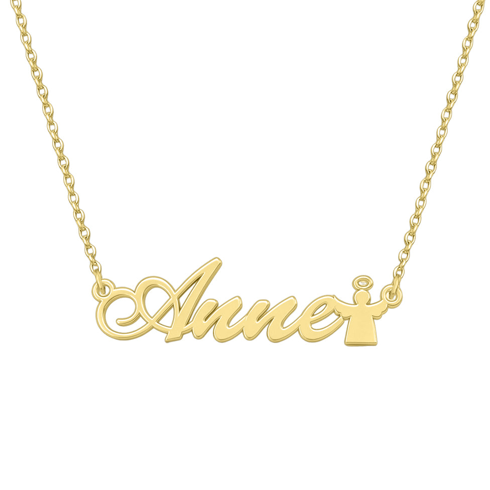 Colier subțire din argint placat cu aur 18K, lanț de 1 mm, cu nume personalizat scris cursiv și un îngeraș decorativ atașat.