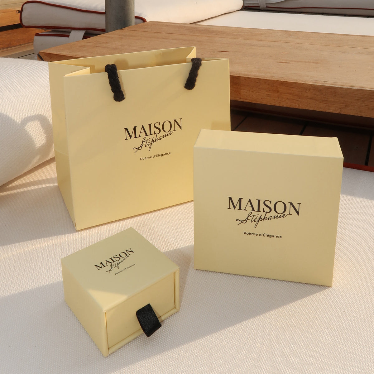 Pungă cadou Maison La Stéphanie — ambalaj elegant pentru bijuterii și cadouri speciale. Ideală pentru aniversări, sărbători și ocazii deosebite.