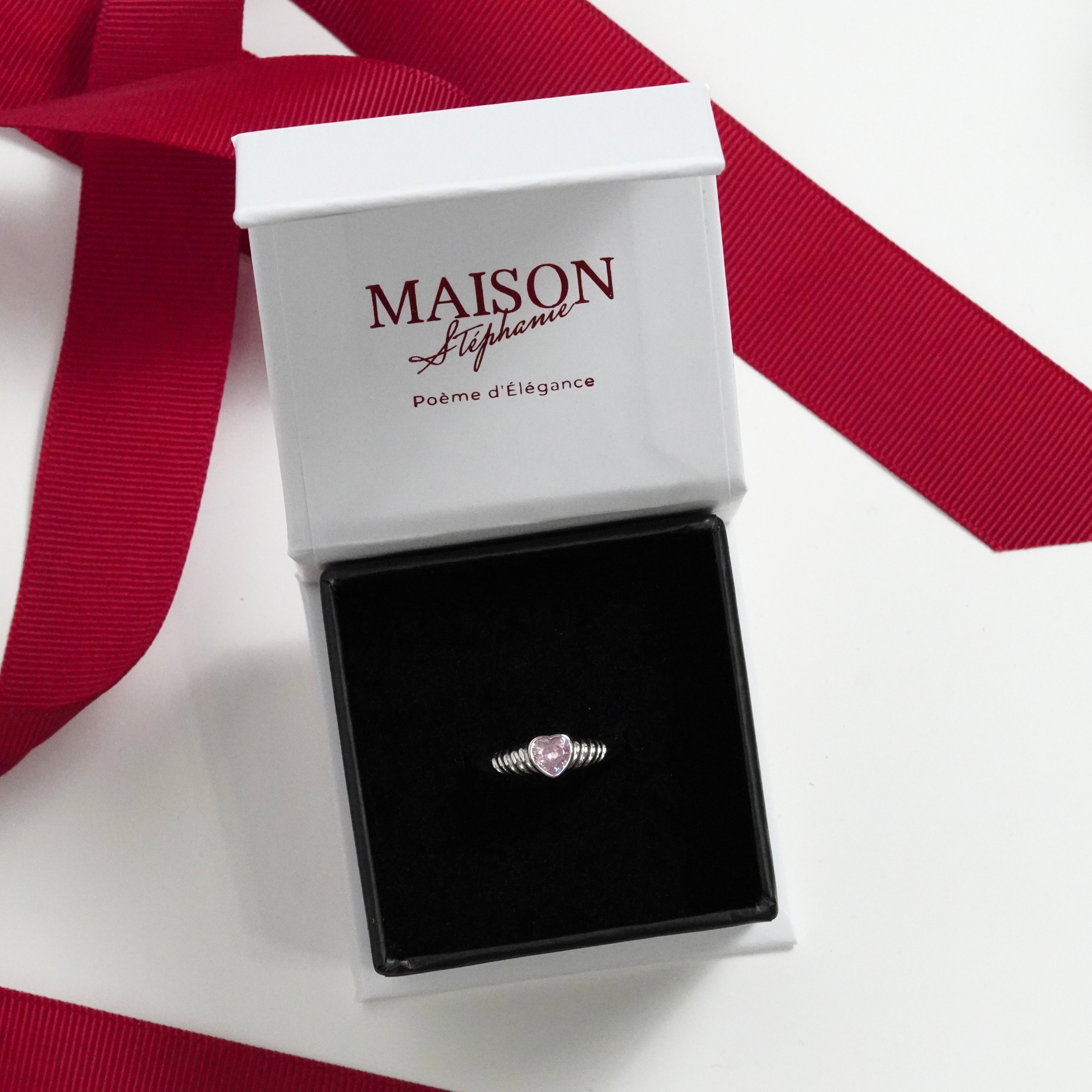 Inel Memoire d’Amour din argint 925 placat cu rodiu — bijuterie elegantă Maison La Stéphanie cu zirconiu cubic, simbol al iubirii și al rafinamentului feminin.