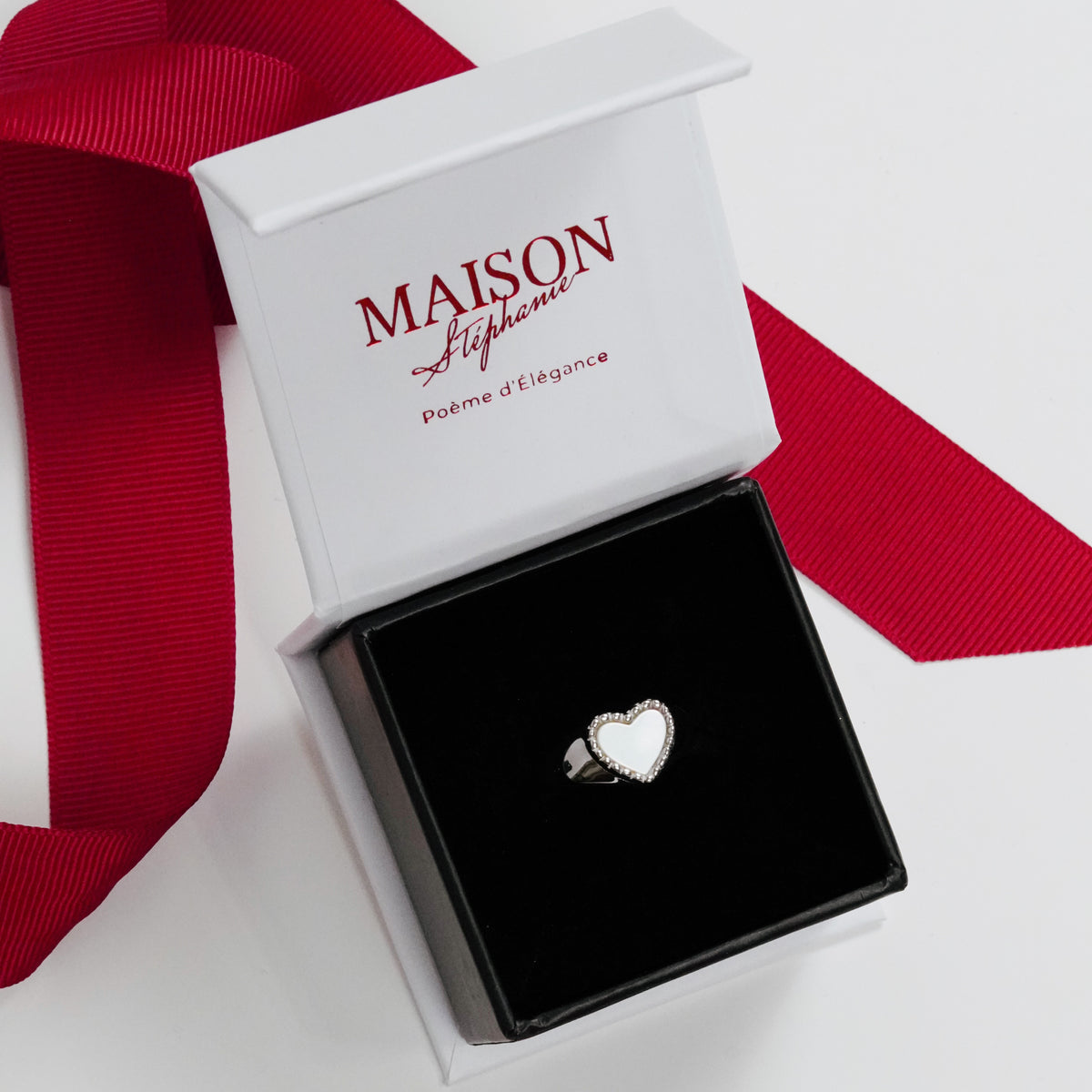 Inel Aspen Silver din argint 925 placat cu rodiu – bijuterie Maison La Stéphanie cu inimă din zirconiu cubic, simbol al rafinamentului și iubirii autentice.