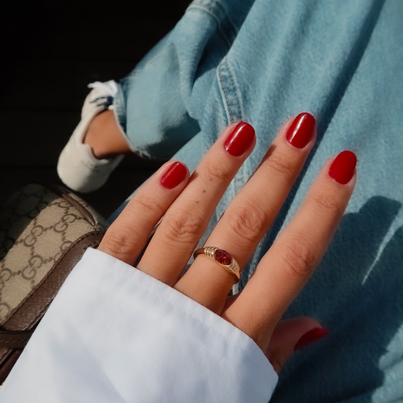 Inel Burgundy Dreamstone din argint 925 placat cu aur 18K – bijuterie elegantă Maison La Stéphanie cu piatră burgundy și design reglabil.