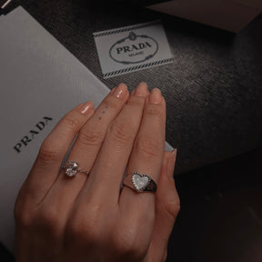Inel cu inimă din argint 925 purtat pe mână alături de un inel cu piatră ovală, într-o fotografie lifestyle elegantă – MAISON Stéphanie
