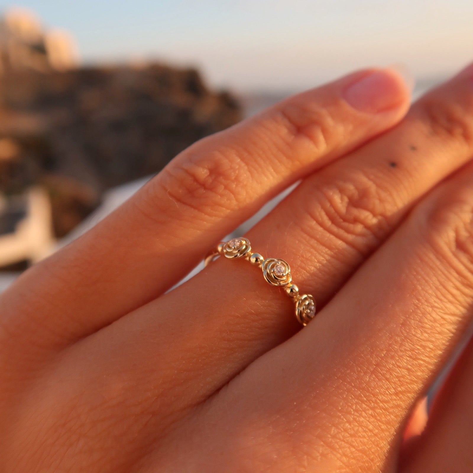 Inel floral elegant din argint 925 placat cu aur 18K, cu zirconii strălucitoare. Bijuterie rafinată, ideală pentru cadouri feminine. Maison La Stéphanie.