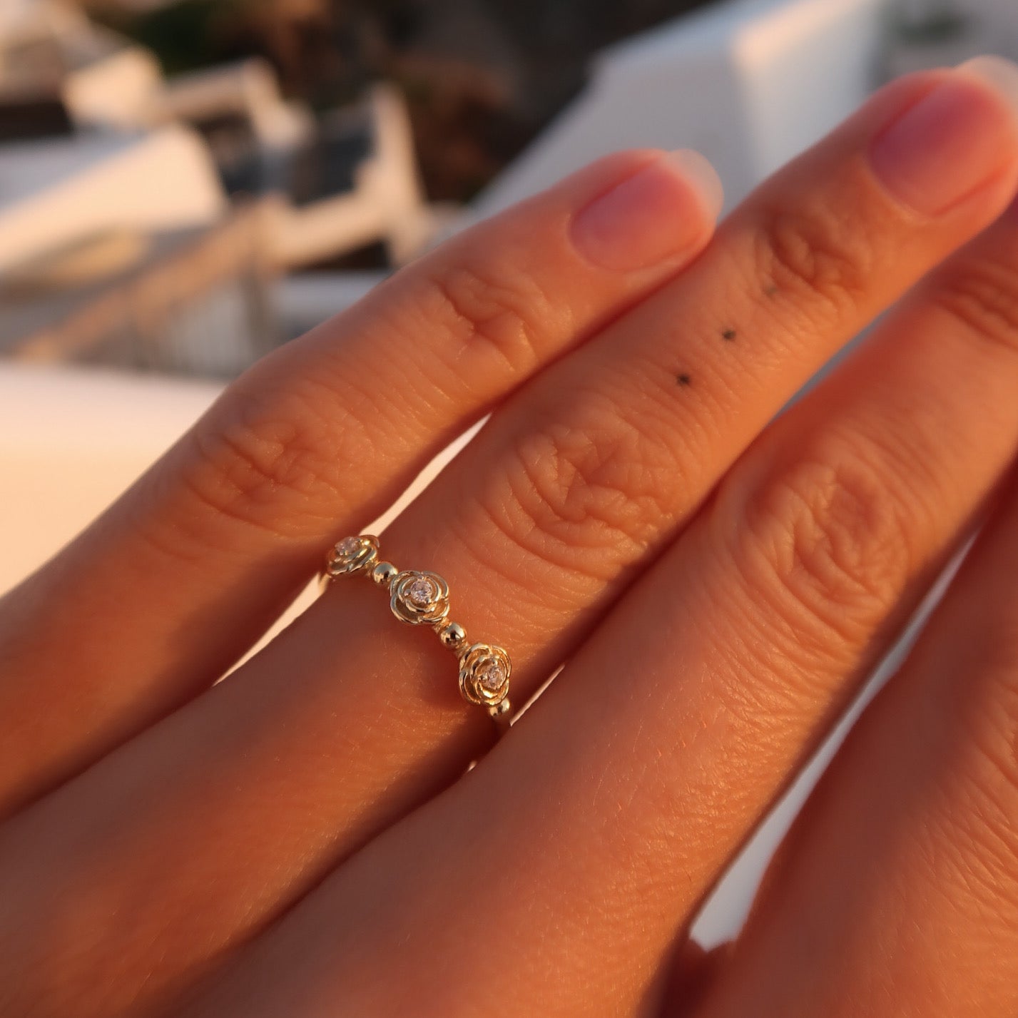 Inel floral elegant din argint 925 placat cu aur 18K, cu zirconii strălucitoare. Bijuterie rafinată, ideală pentru cadouri feminine. Maison La Stéphanie.