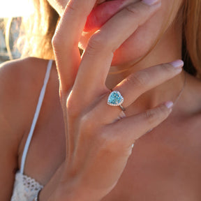 Inel French Riviera Heart din argint 925 placat cu rodiu, cu moissanit albastru in forma de inima – Maison La Stephanie