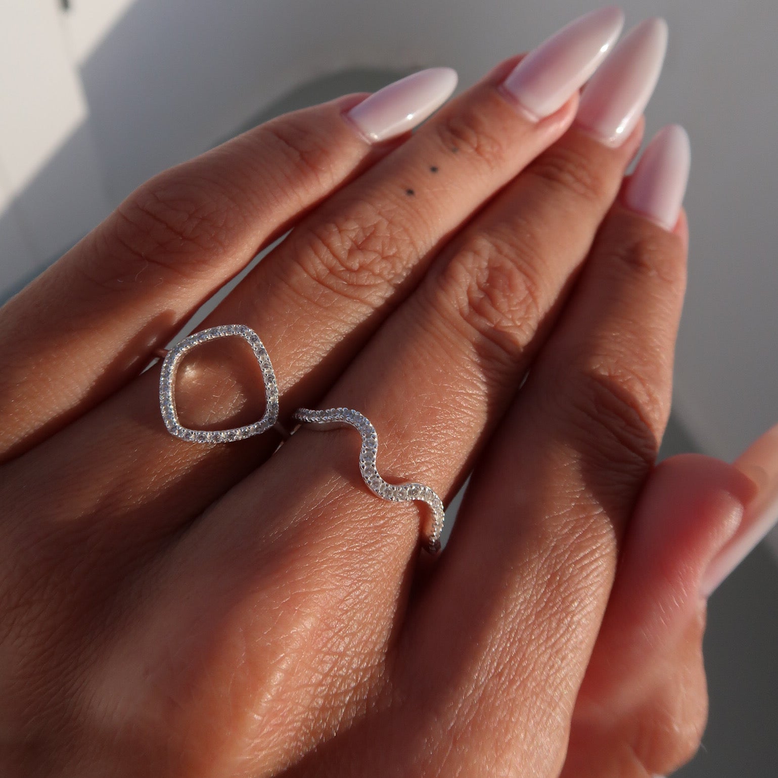 Inel elegant din argint 925 cu pietre zirconia, design tip val – bijuterie minimalistă Maison La Stéphanie, ideală pentru purtare zilnică sau cadou rafinat pentru femei.