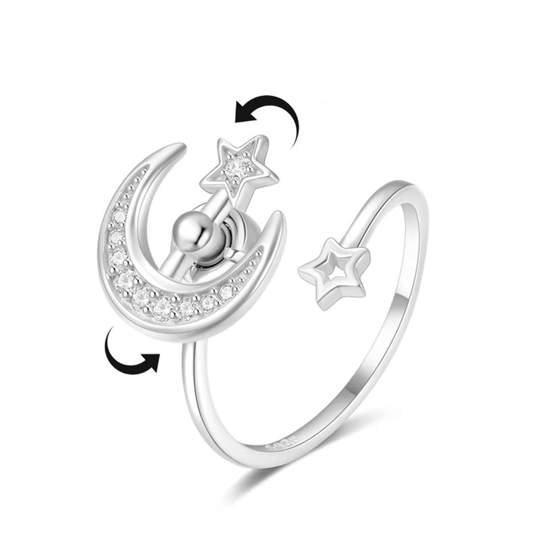 Inel reglabil din argint 925, cu semilună decorată cu zirconii montată pe ax rotativ și o steluță mică, design senzorial pentru calm și mișcare repetitivă.