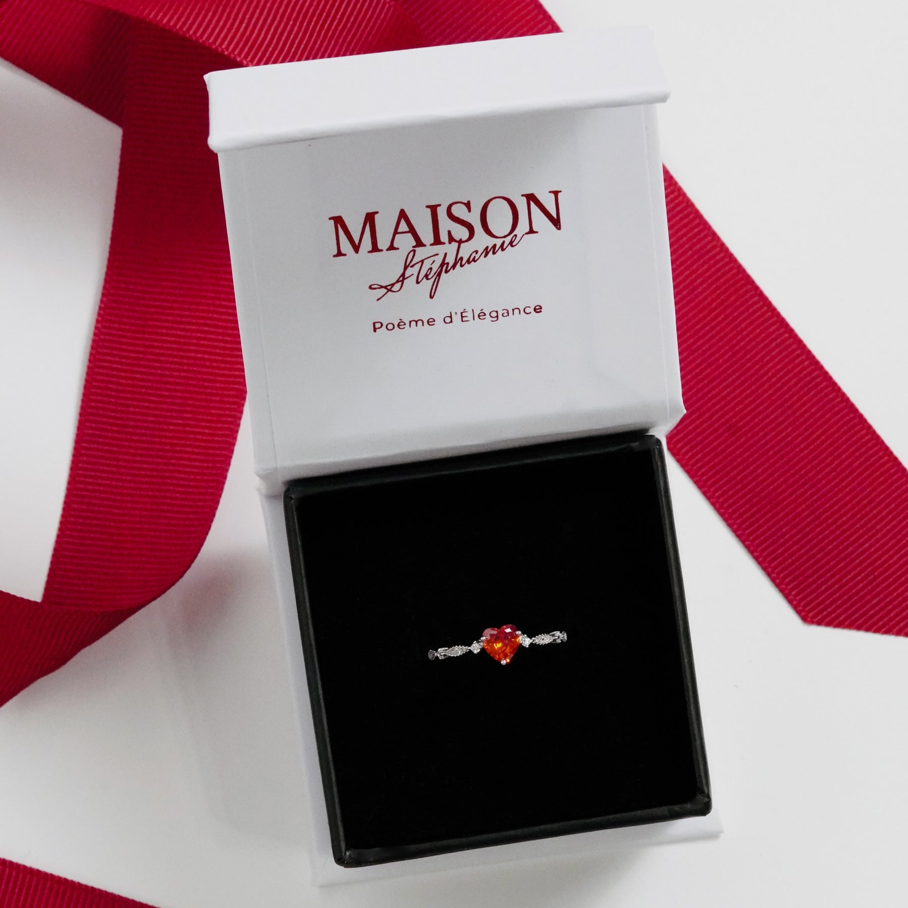 Inel OldMoney LOVE din argint 925 cu piatră roșie zirconiu – un bestseller Maison La Stéphanie, simbol al iubirii rafinate. Cadoul ideal pentru Valentine’s Day, aniversări sau sărbători.