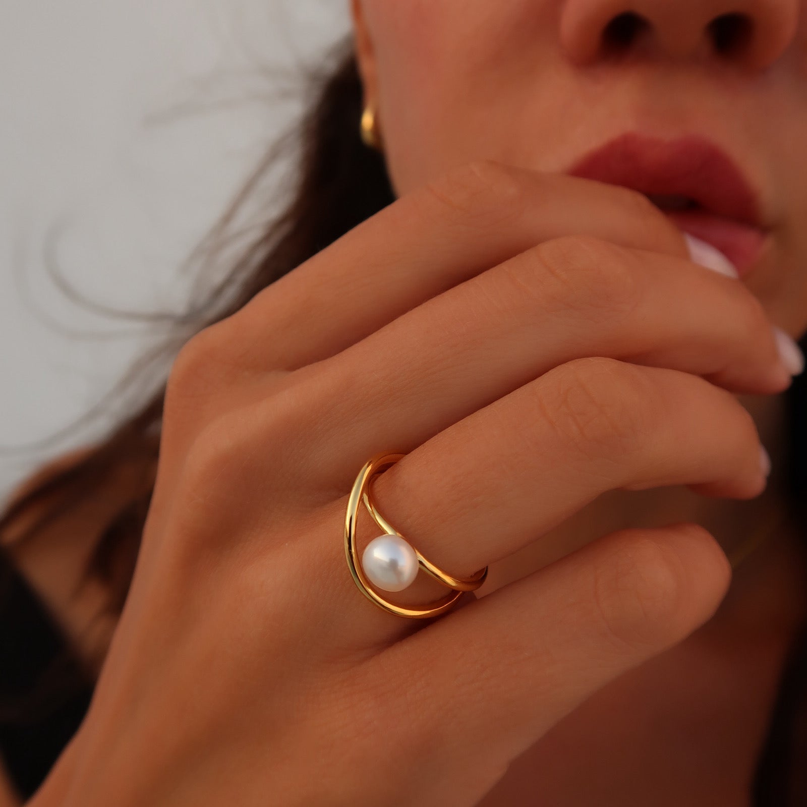 Inel Palm Beach Pearl din argint 925 placat cu aur 18K – bijuterie elegantă Maison La Stéphanie, cu perlă naturală și design reglabil, inspirată din rafinamentul estival.