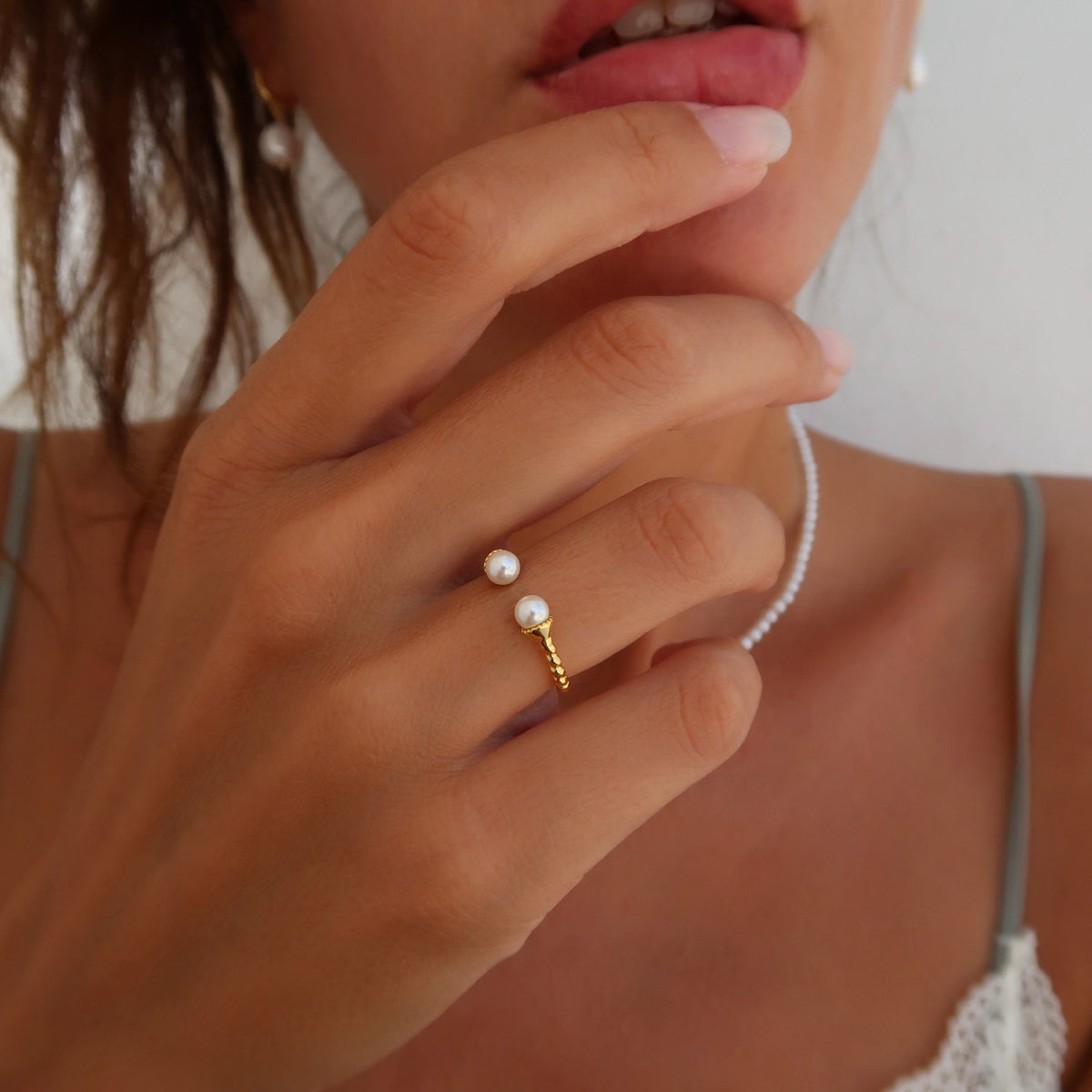 Inel elegant reglabil din argint 925 placat cu aur 18K, cu perle fine – bijuterie rafinată Maison La Stéphanie, ideală pentru cadou.