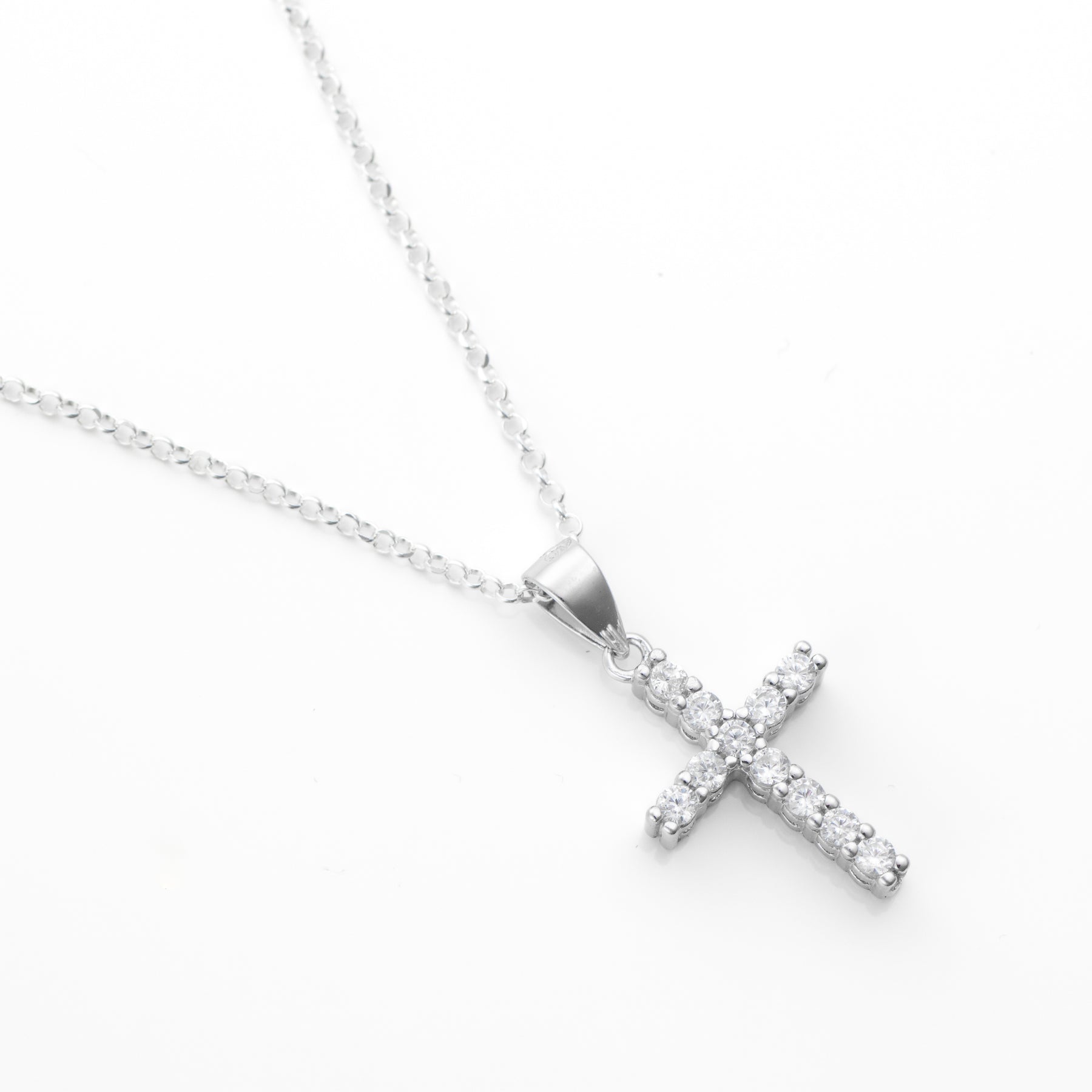 Colier cu pandantiv cruce mică din argint 925 – bestseller Maison La Stéphanie. Un cadou elegant și simbolic, perfect pentru sărbători, aniversări sau ocazii religioase, cu pietre zirconia și finisaj de lux.