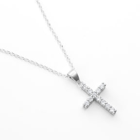 Colier cu pandantiv cruce mică din argint 925 – bestseller Maison La Stéphanie. Un cadou elegant și simbolic, perfect pentru sărbători, aniversări sau ocazii religioase, cu pietre zirconia și finisaj de lux.