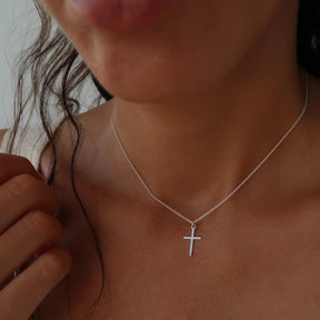 Lănțișor din argint 925 cu pandantiv cruce – bijuterie fină, cu semnificație spirituală, perfectă pentru femei sau adolescenți. Ideal pentru cadouri de botez, aniversare sau Crăciun.