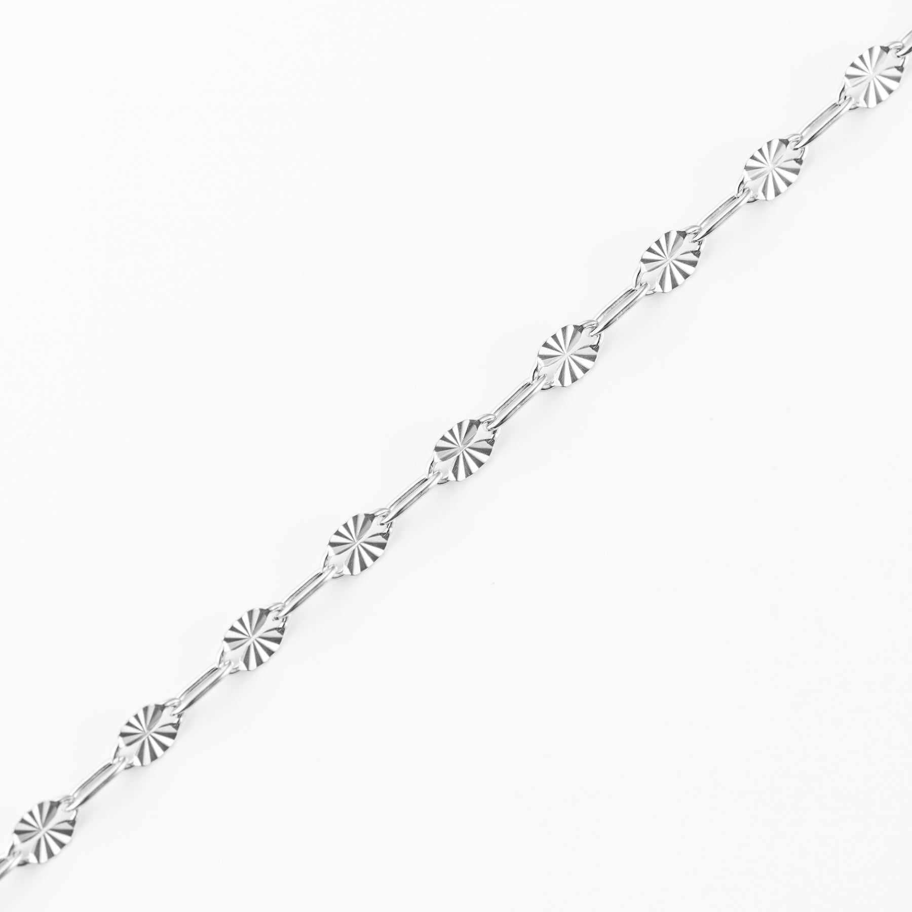 Lanț fin din argint 925, ideal pentru pandantive Maison La Stéphanie sau purtare solo. Cadou elegant pentru iubită, familie sau prietene, potrivit pentru orice ocazie.