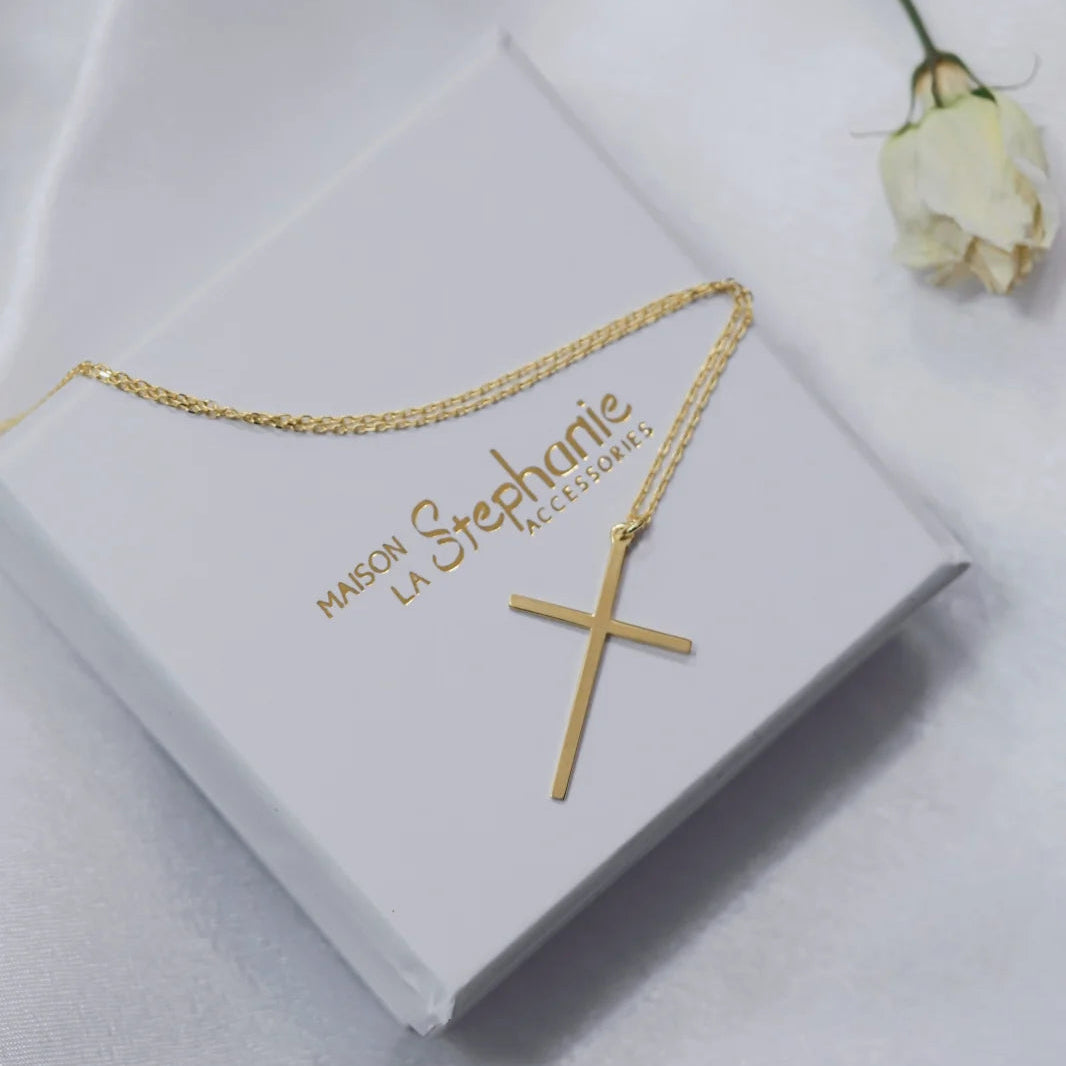 Lănțișor cruce din argint 925 placat cu aur 18K – bijuterie elegantă pentru femei, simbol al protecției și credinței. Perfect pentru cadouri.