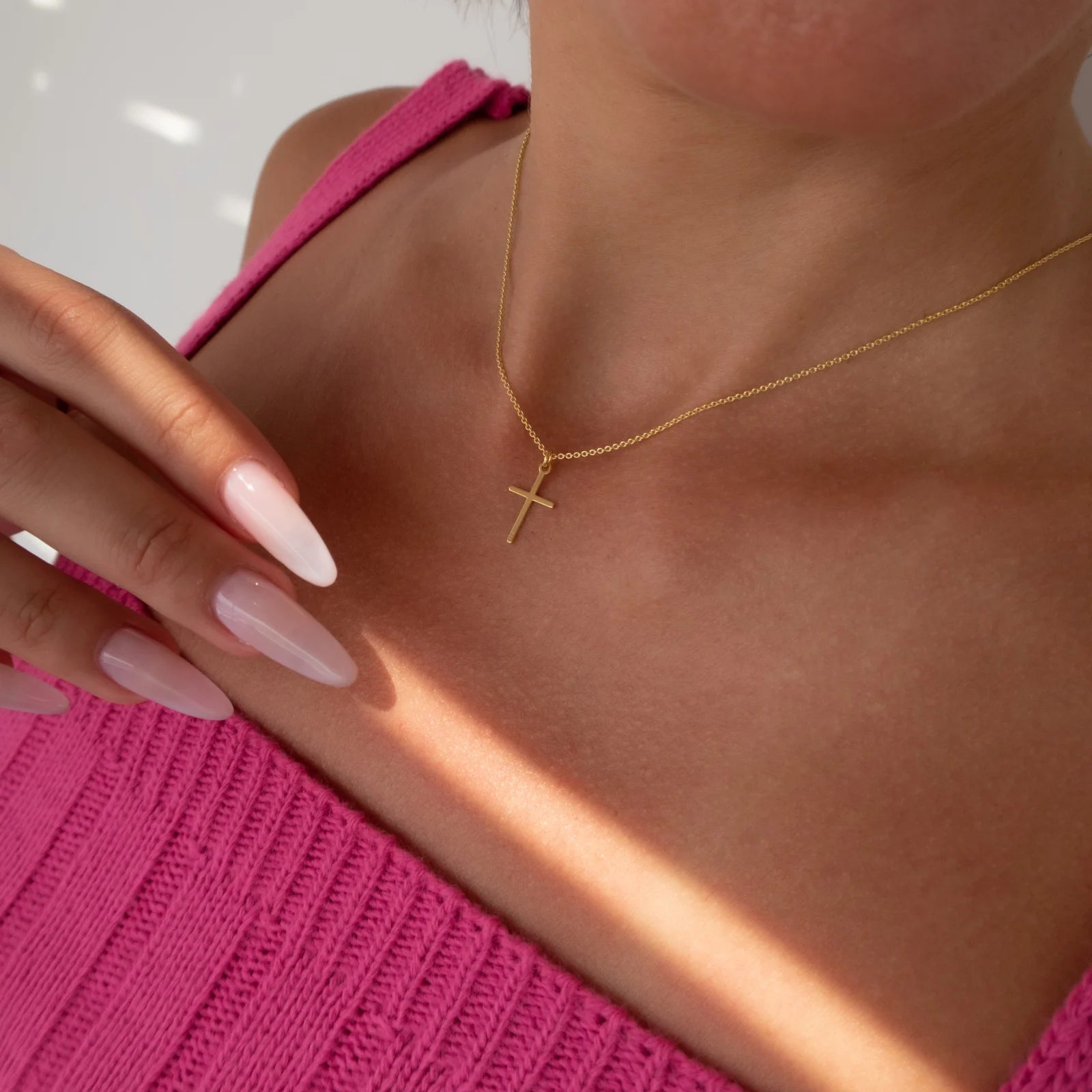 Lănțișor Cruciuliță din argint 925 placat cu aur 18K – bijuterie elegantă pentru femei, perfectă pentru cadouri de Crăciun, aniversări sau momente cu semnificație spirituală.