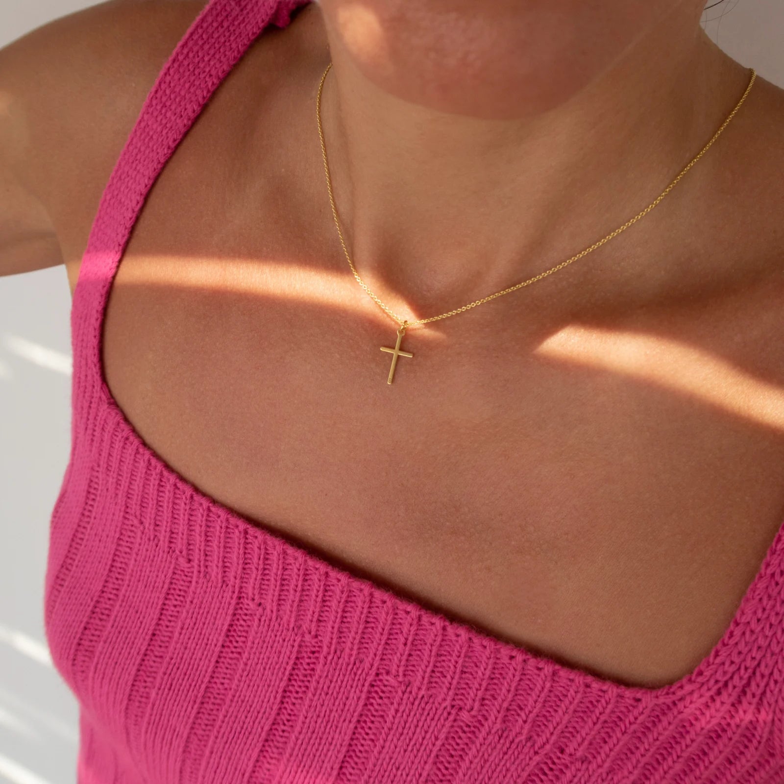 Lănțișor Cruciuliță din argint 925 placat cu aur 18K – bijuterie elegantă pentru femei, perfectă pentru cadouri de Crăciun, aniversări sau momente cu semnificație spirituală.