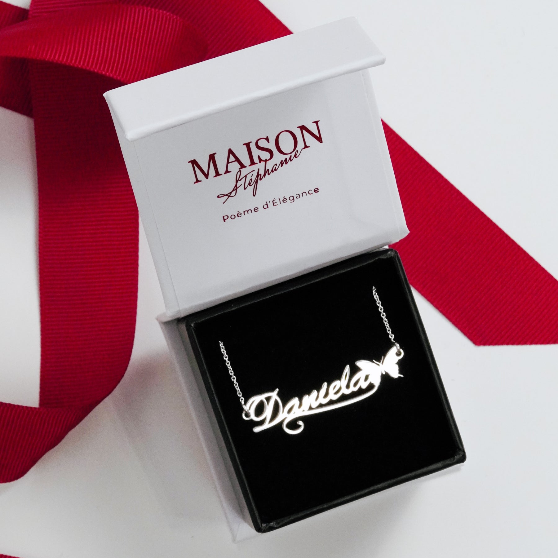 Lănțișor personalizat cu nume și fluturaș din argint 925 – o bijuterie elegantă și simbolică, ideală ca dar pentru iubită, prietenă sau fiică. Descoperă rafinamentul bijuteriilor personalizate Maison La Stéphanie.