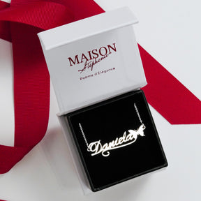 Lănțișor personalizat cu nume și fluturaș din argint 925 – o bijuterie elegantă și simbolică, ideală ca dar pentru iubită, prietenă sau fiică. Descoperă rafinamentul bijuteriilor personalizate Maison La Stéphanie.