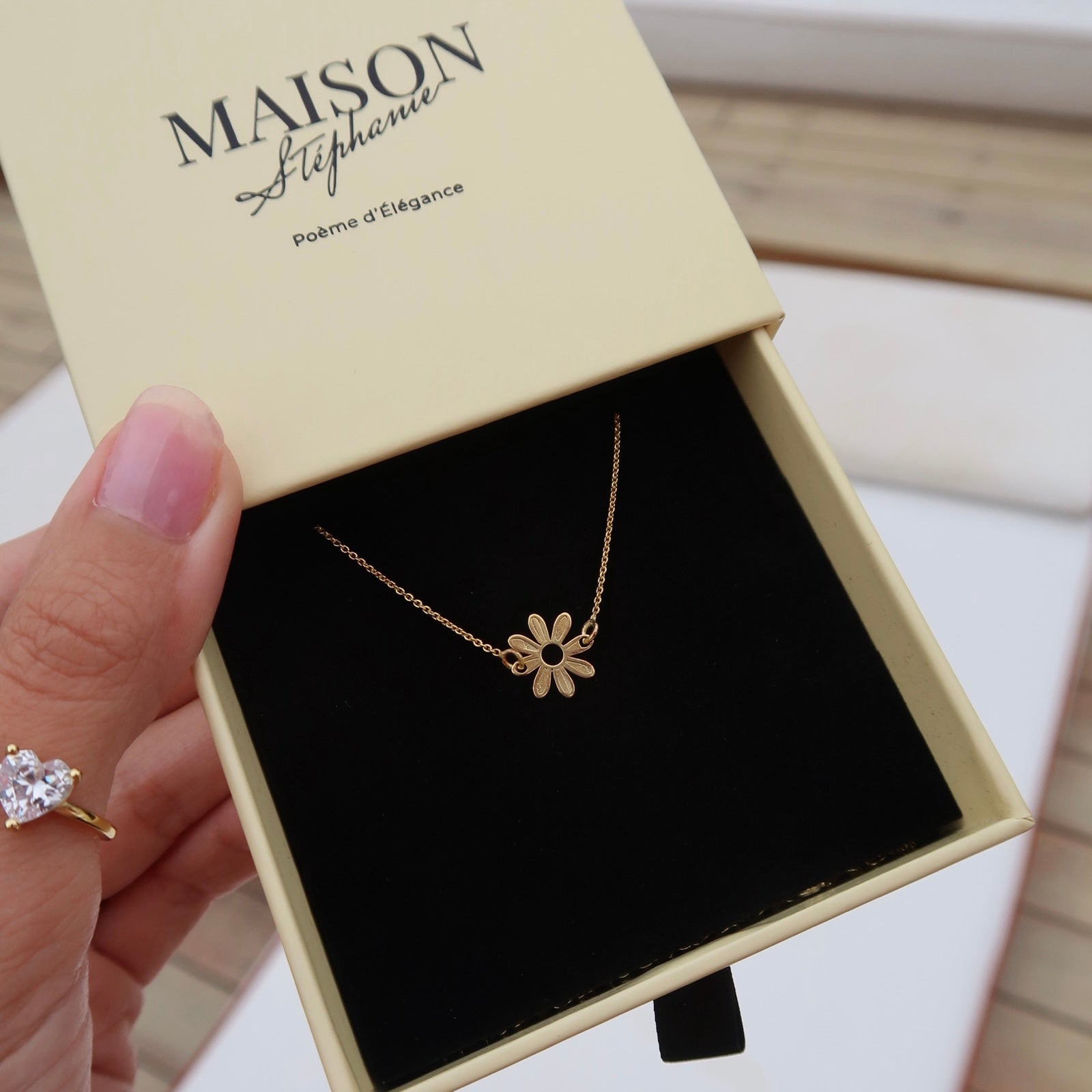 Lănțișor Flower din argint 925 placat cu aur 18K – bijuterie elegantă și feminină, ideală ca dar rafinat pentru iubită, prietenă sau mamă. Maison La Stéphanie.