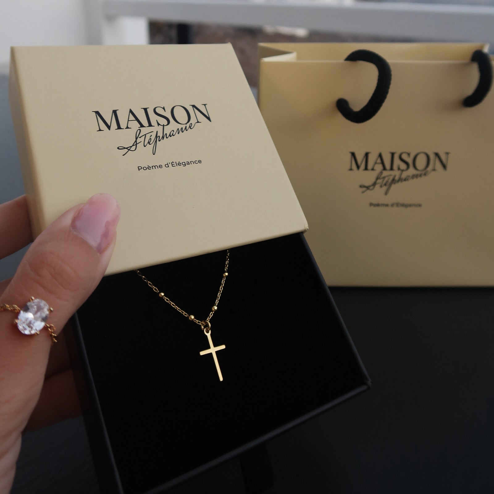 Lănțișor elegant din argint 925 placat cu aur 18K, cu biluțe și cruciuliță – bijuterie rafinată Maison La Stéphanie, simbol al credinței și al protecției, perfectă pentru cadouri.