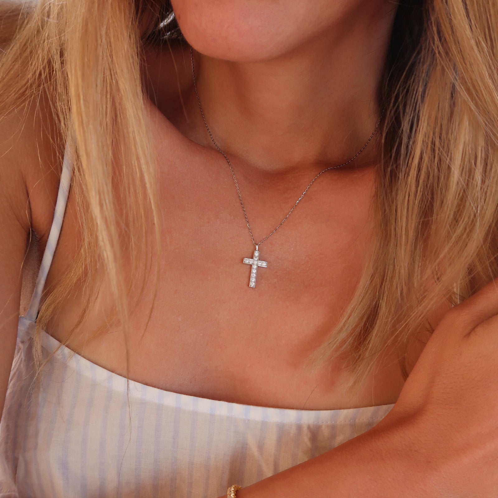 Lantisor cu cruce stralucitoare din argint 925 placat cu rodiu, moissanit 0.03 ct fin si elegant – Maison La Stephanie