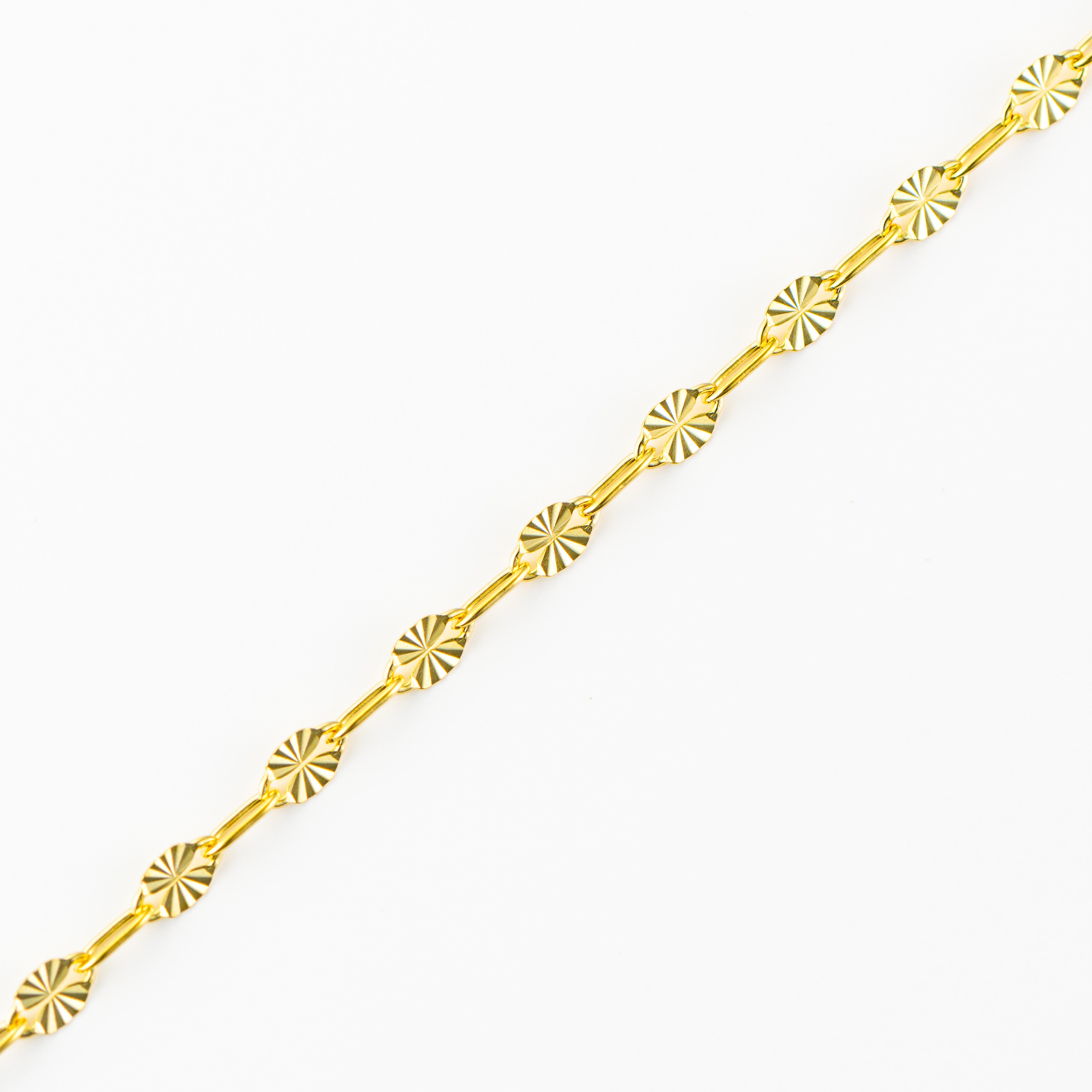 Lanțișor fin din argint 925 placat cu aur 18K – bijuterie delicată și elegantă, ideală pentru purtare zilnică sau cadouri. Perfect de asortat cu pandantive Maison La Stéphanie.
