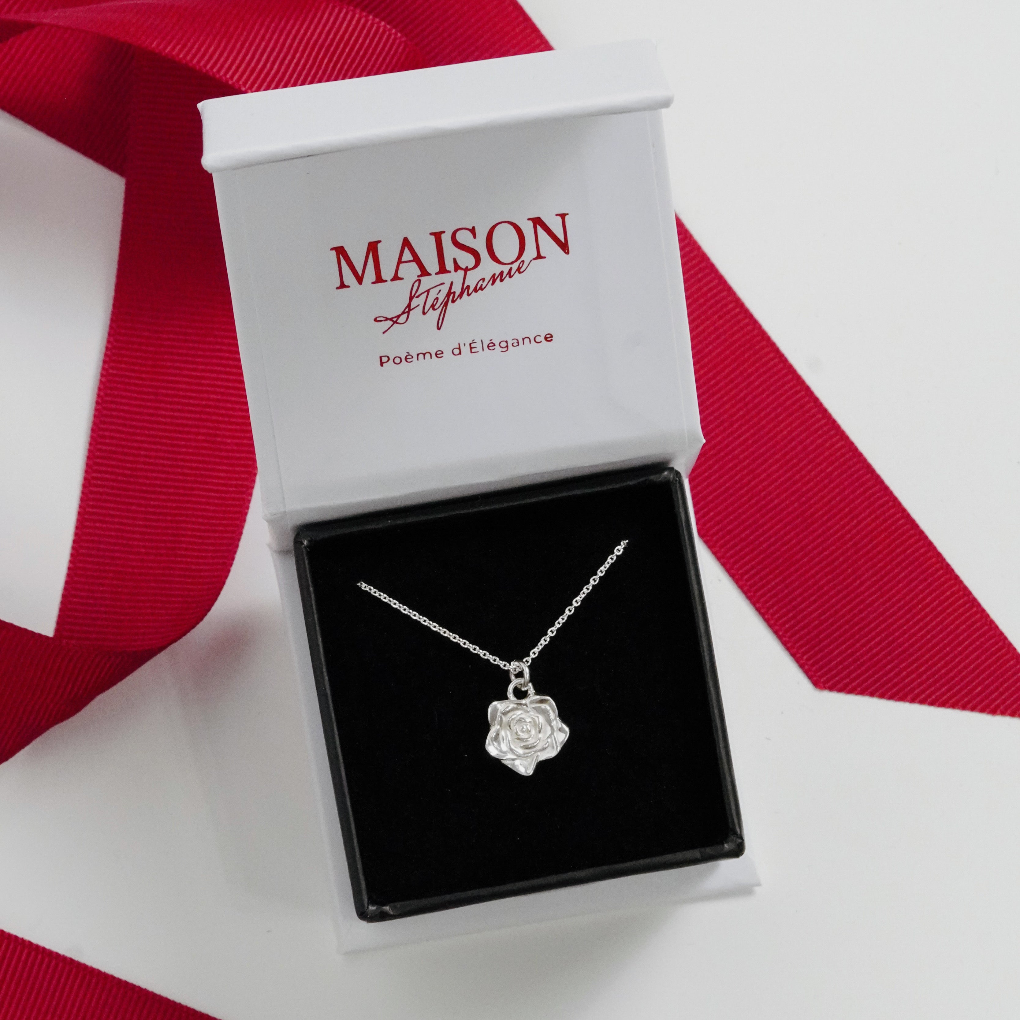 Colier elegant din argint 925, Fleur de l’amour de la Maison La Stéphanie — o bijuterie delicată, perfectă pentru cadou, ce simbolizează iubirea și feminitatea.