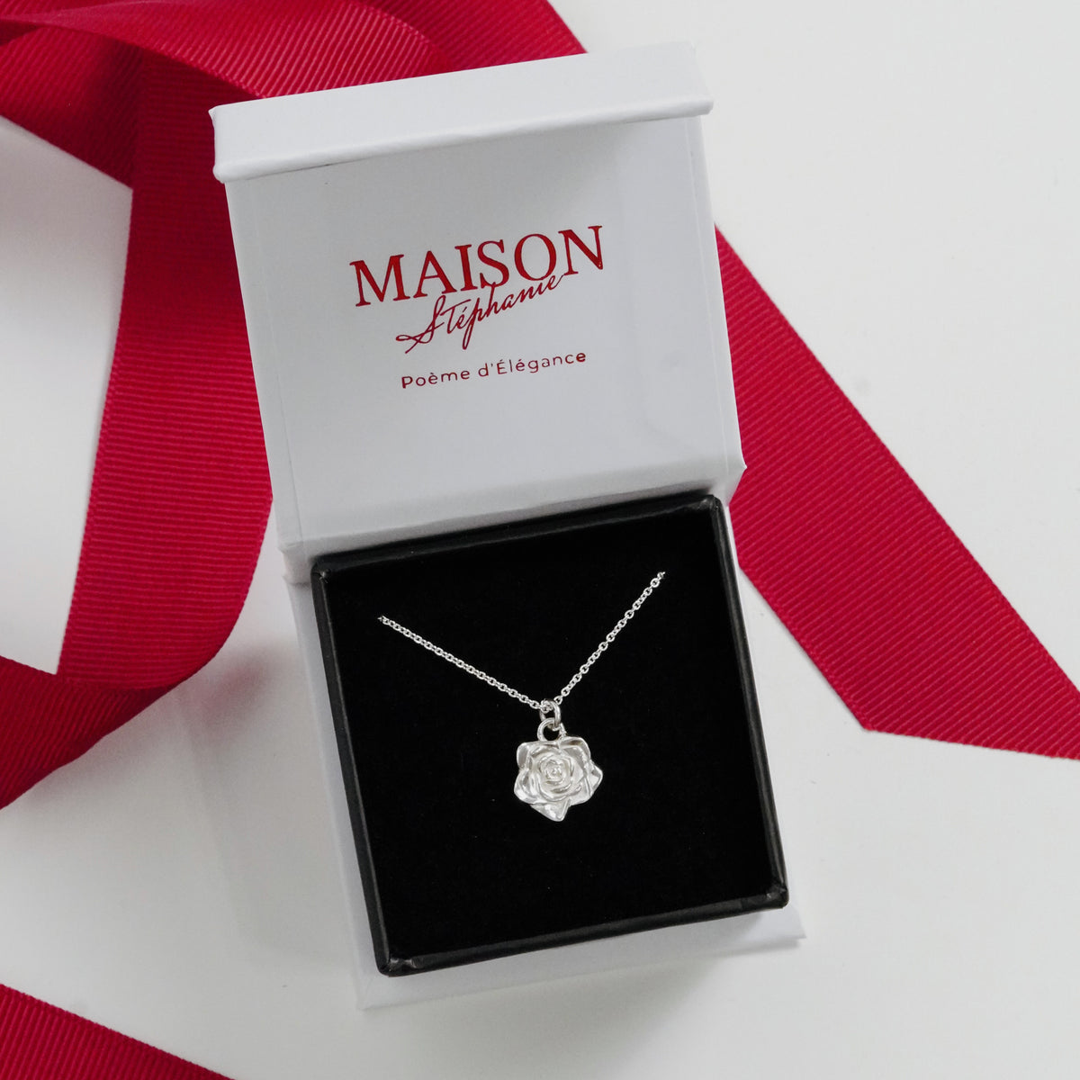 Colier elegant din argint 925, Fleur de l’amour de la Maison La Stéphanie — o bijuterie delicată, perfectă pentru cadou, ce simbolizează iubirea și feminitatea.