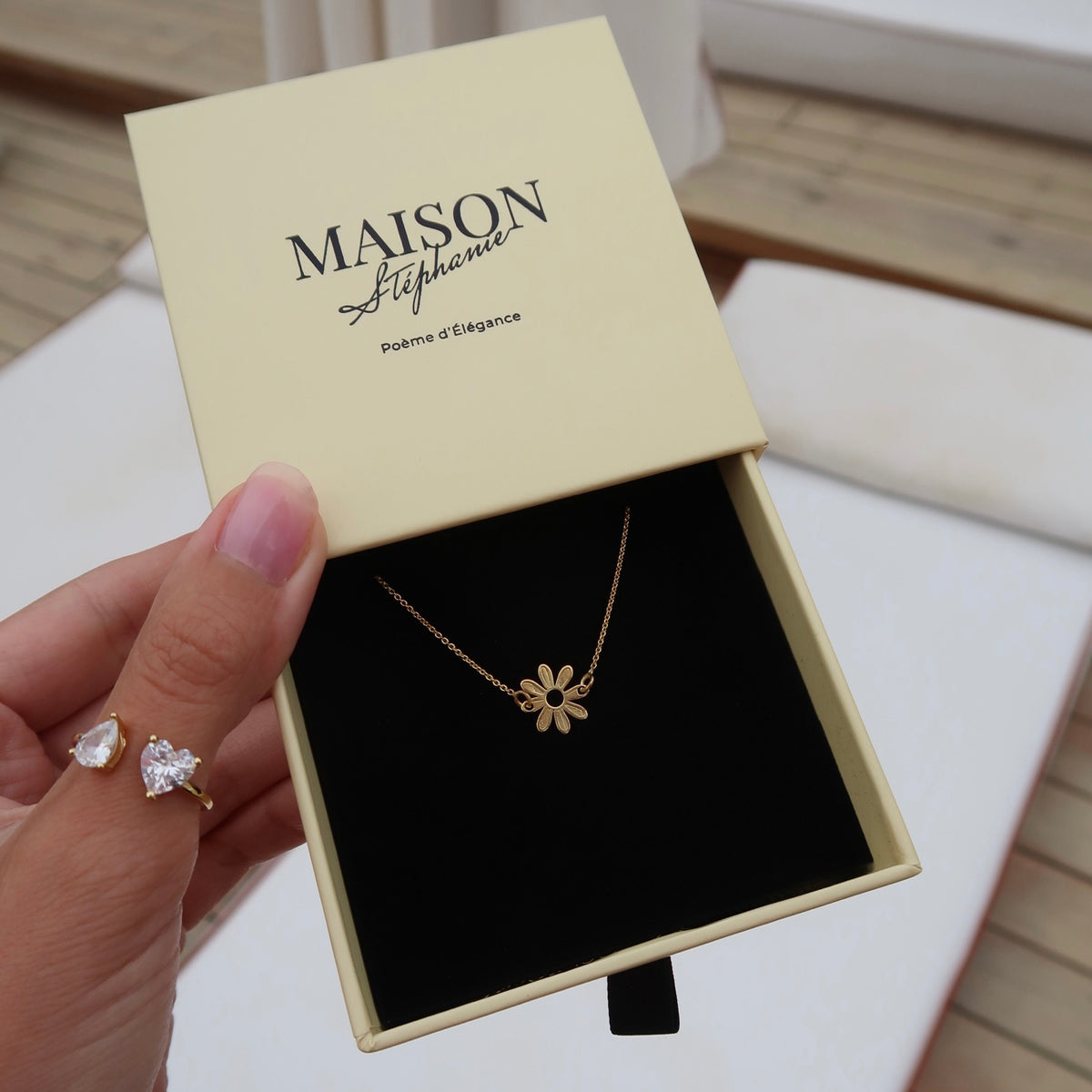 Lănțișor Flower din argint 925 placat cu aur 18K – bijuterie elegantă și feminină, ideală ca dar rafinat pentru iubită, prietenă sau mamă. Maison La Stéphanie.