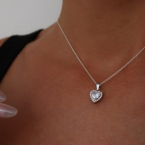 Lănțișor din argint 925 cu pandantiv inimă decorată cu pietre strălucitoare rhinestone. Cadoul ideal pentru Ziua Îndrăgostiților sau Dragobete. Bijuterie elegantă Maison La Stéphanie, simbol al iubirii și feminității.