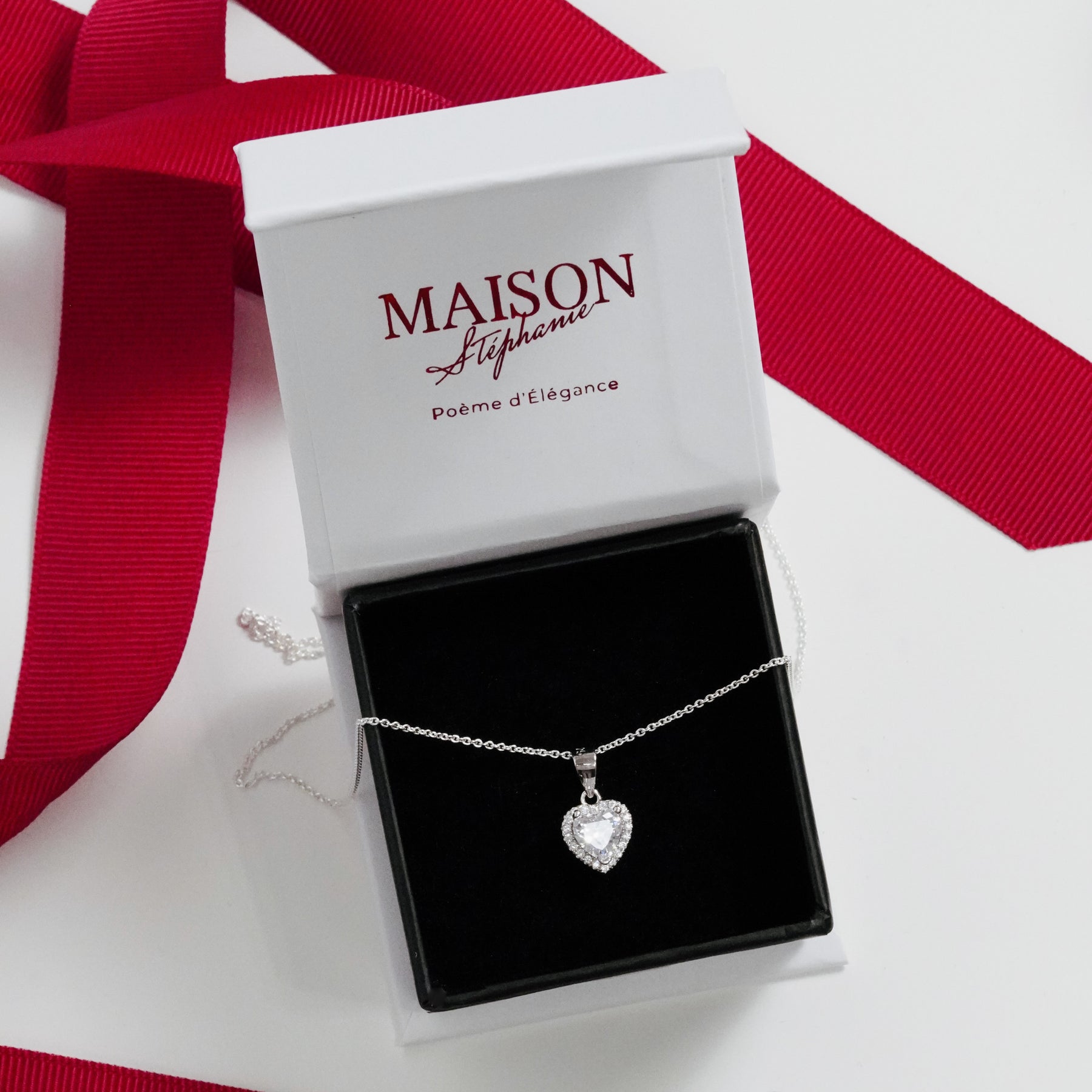 Lănțișor din argint 925 cu pandantiv inimă decorată cu pietre strălucitoare rhinestone. Cadoul ideal pentru Ziua Îndrăgostiților sau Dragobete. Bijuterie elegantă Maison La Stéphanie, simbol al iubirii și feminității.