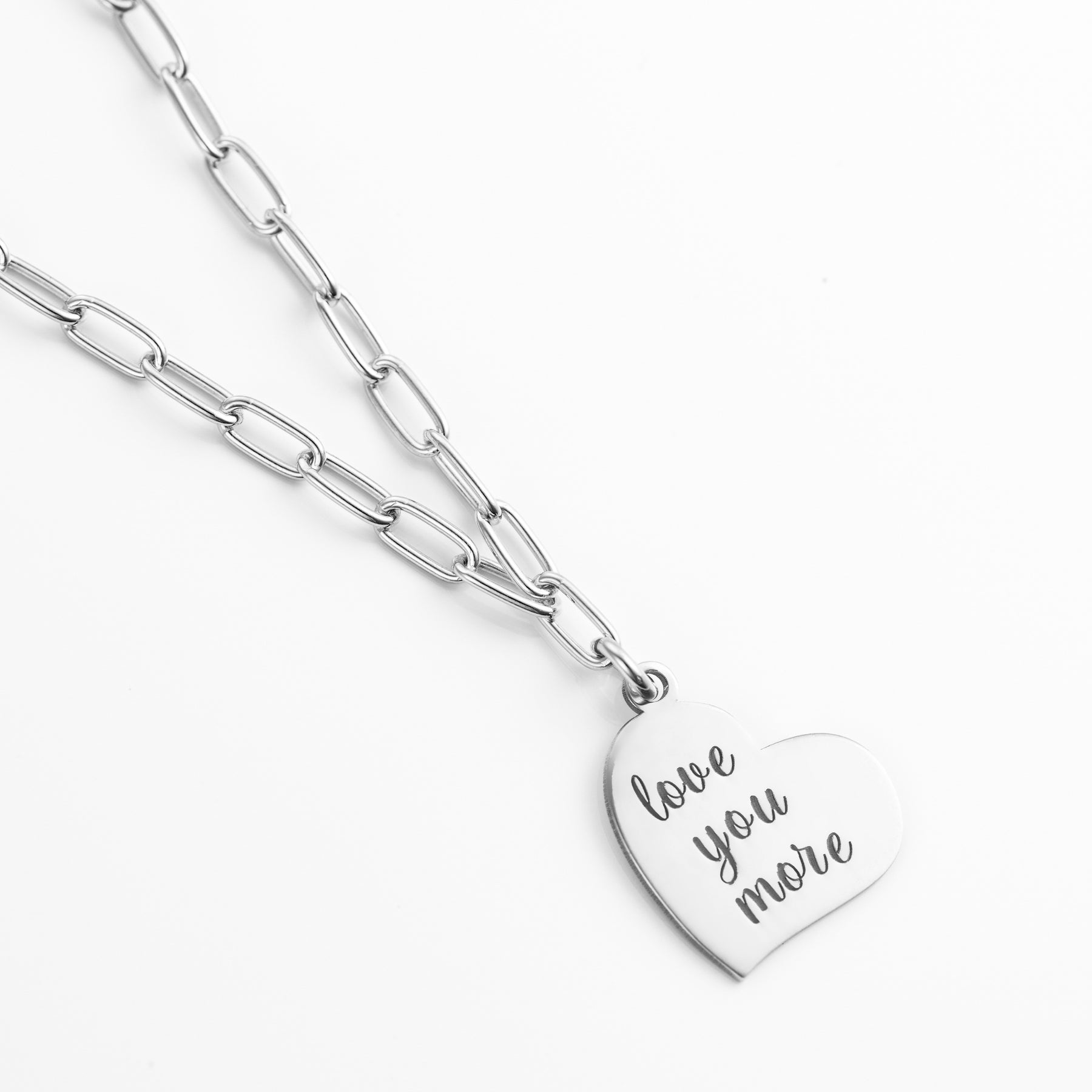 Lănțișor din argint 925 cu pandantiv inimă gravată „Love you more” – bijuterie Maison La Stéphanie, cadou elegant și romantic pentru persoana iubită.