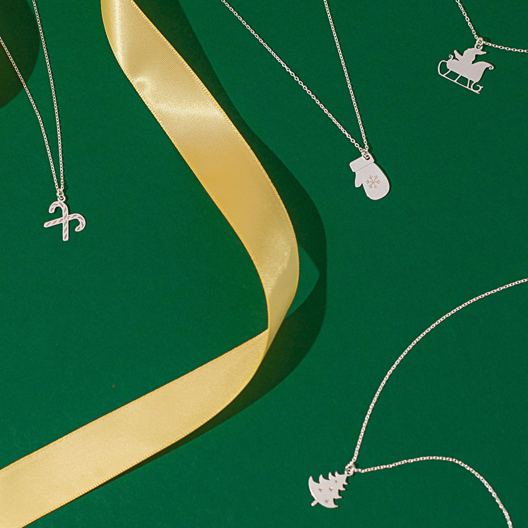 Lănțișor din argint 925 cu pandantiv mănușă – bijuterie delicată și festivă, ideală pentru copii sau cadou de Crăciun, semnată Maison La Stéphanie.