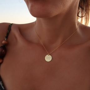 lantisor personalizat medalion 15mm argint placat cu aur Maison La Stephanie gravura text personalizat cadou femei elegant rafinat