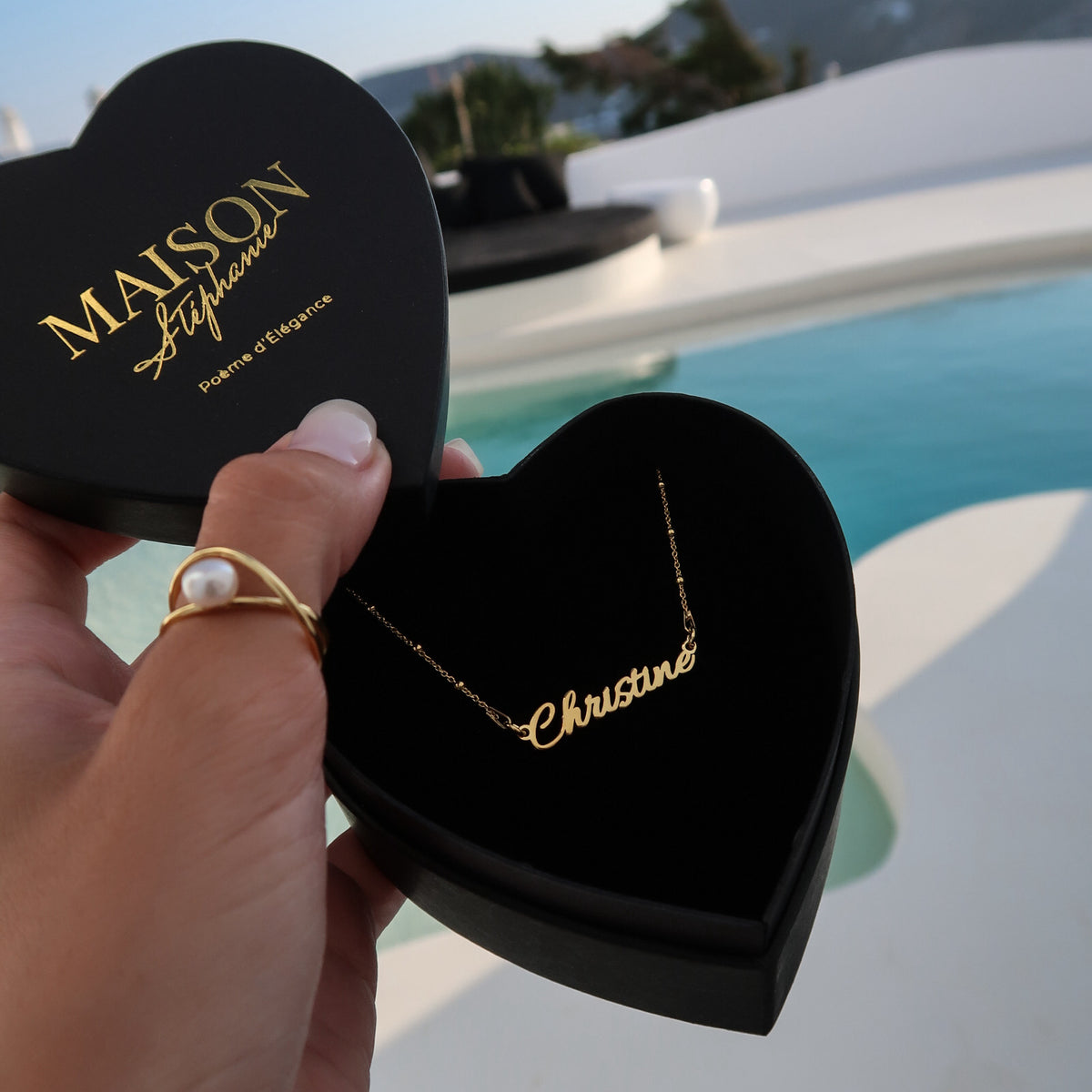 Lănțișor personalizat cu nume din argint 925 placat cu aur 18K, bijuterie elegantă și simbolică. Cadou ideal pentru iubită, mamă sau cea mai bună prietenă. Maison La Stéphanie.