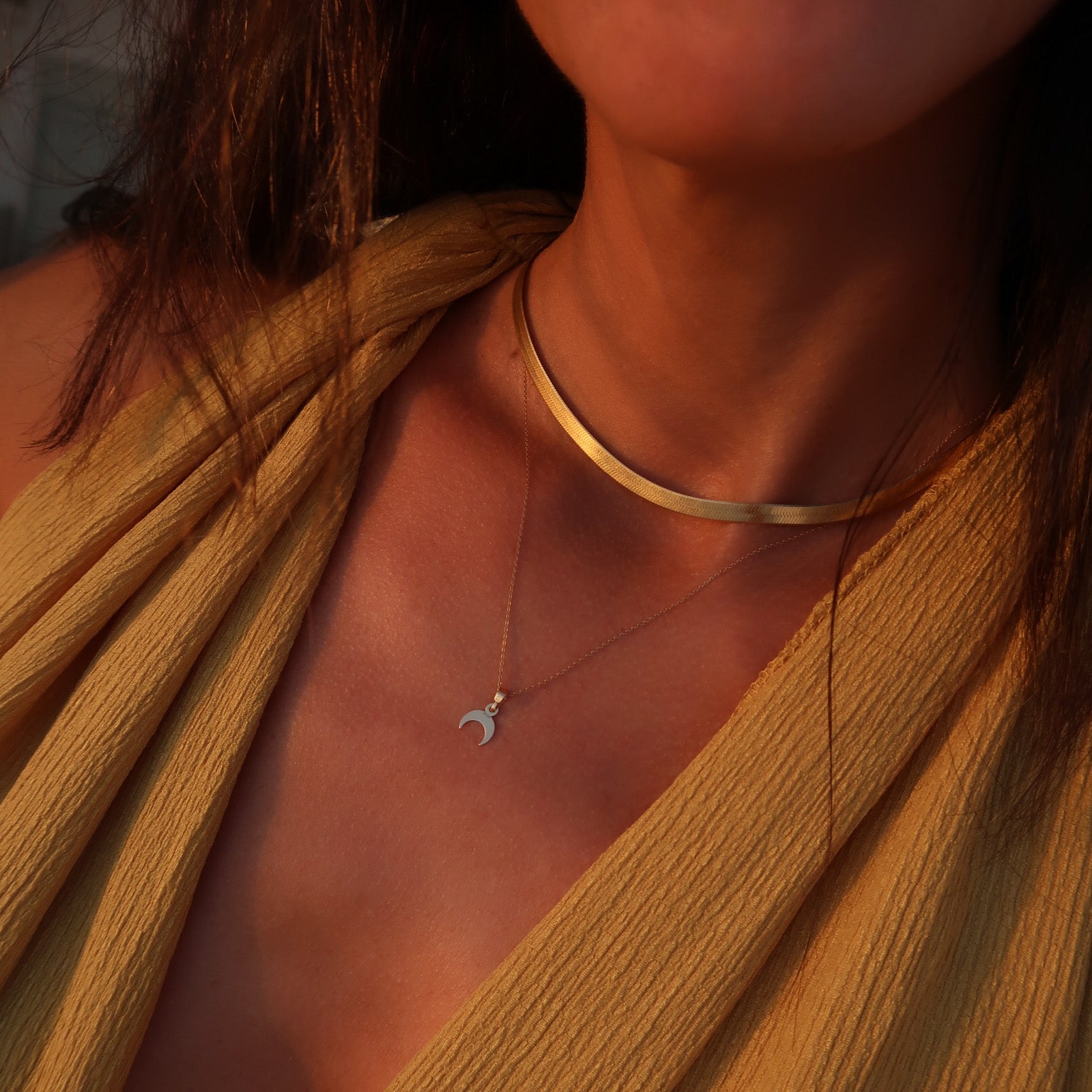 Lantisor Petit Magic Moon din aur 8K, pandantiv delicat in forma de luna – Maison La Stephanie