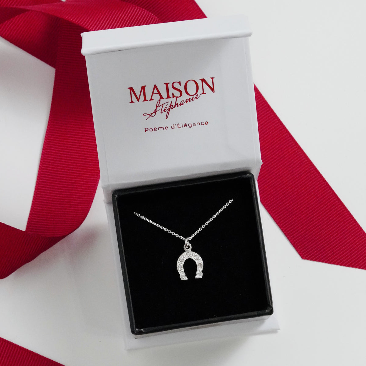 Lănțișor elegant din argint 925 cu pandantiv potcoavă și cristale Gavbari – simbol al norocului, cadou ideal de Mărțișor sau început de primăvară, marca Maison La Stéphanie.