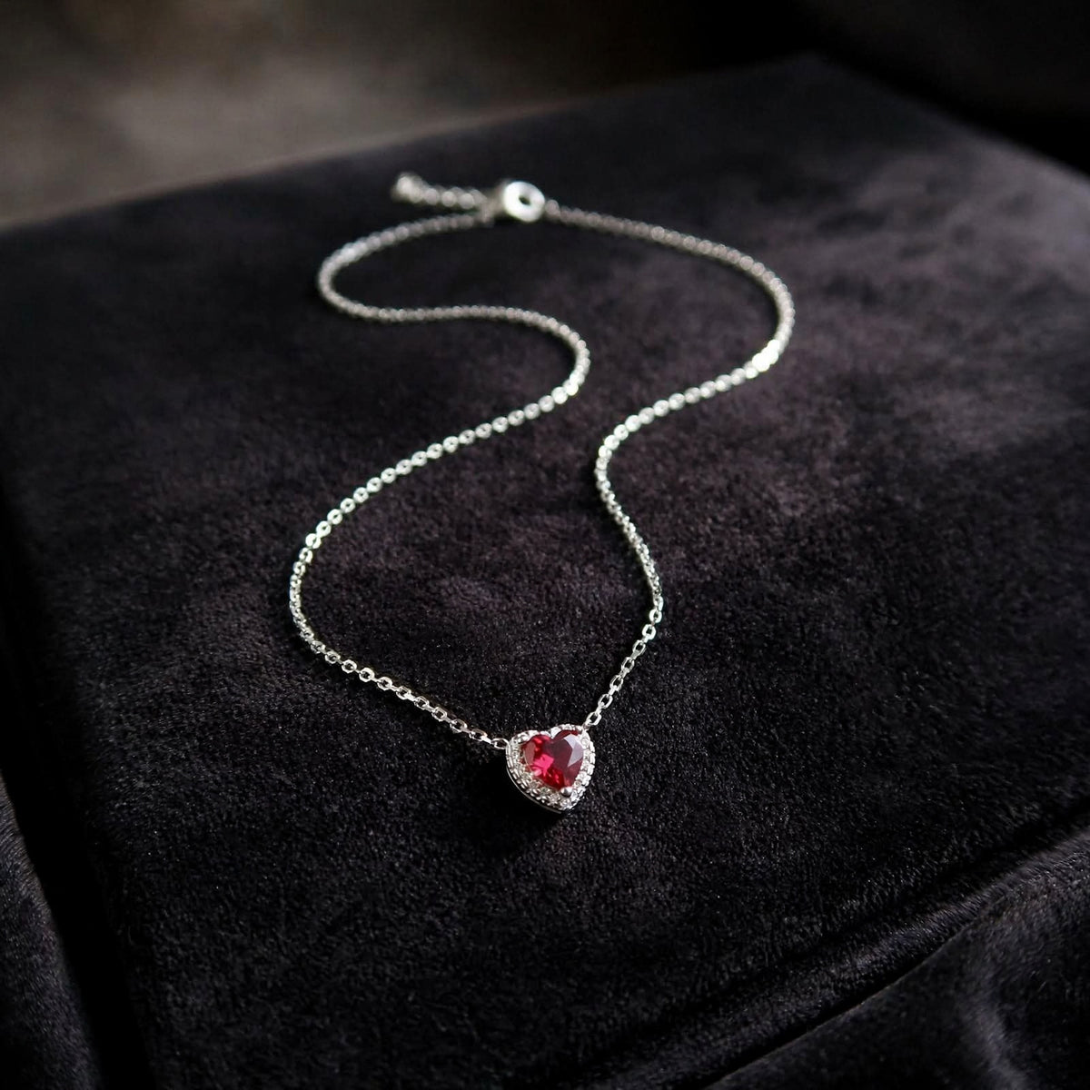 Colier Inimă Ruby din argint 925 – bijuterie elegantă Maison La Stéphanie, placată cu rodiu, cu zirconiu roșu intens. Cadoul perfect pentru Valentine’s Day, Dragobete sau aniversare.