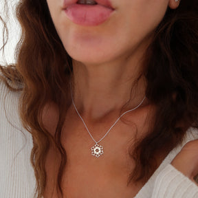 Lănțișor elegant din argint 925 cu pandantiv fulg de nea – bijuterie delicată Maison La Stéphanie, perfectă pentru sezonul rece. Cadou ideal pentru iubită, prietenă sau mamă, simbol al purității și al eleganței.
