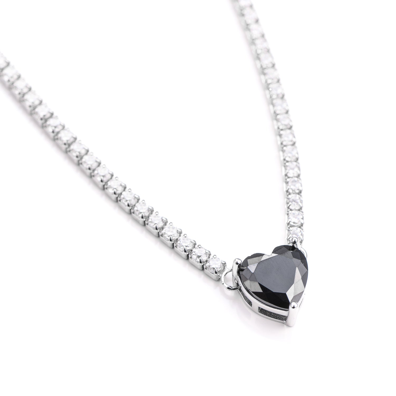 Lănțișor elegant din argint 925 cu inimă zirconia neagră și cristale albe – o bijuterie cubic elegance, perfectă pentru cadou, semnată Maison La Stéphanie.