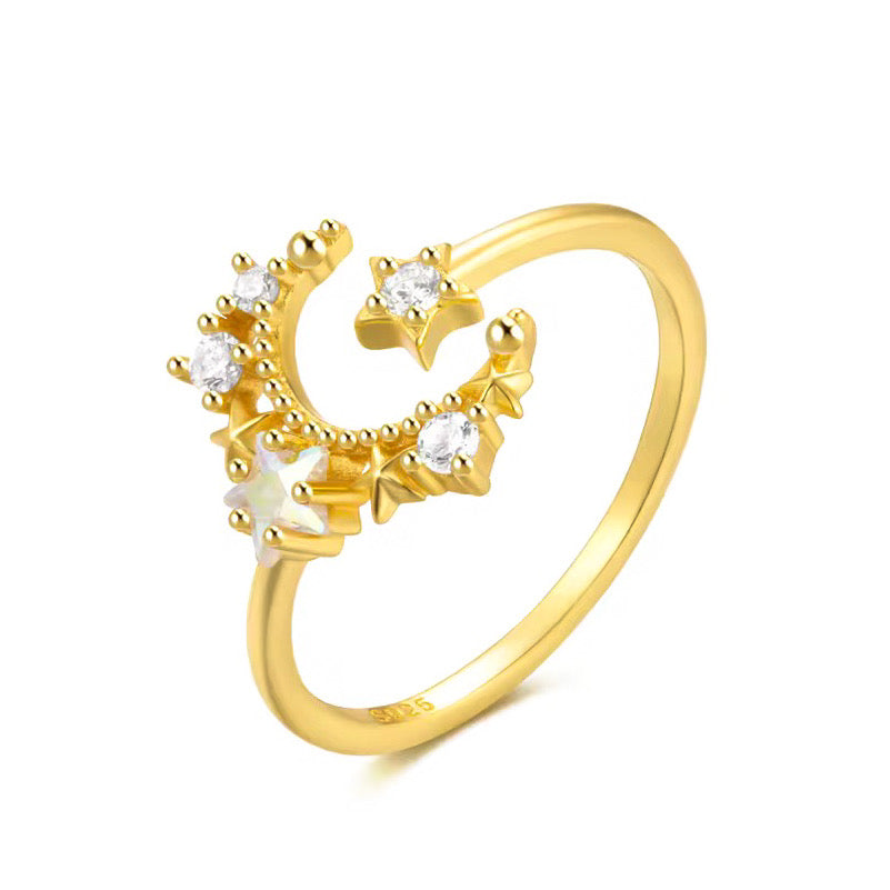 Inel reglabil din argint placat cu aur 18K, în formă de semilună decorată cu mini-zirconii și o steluță opalescentă, design curbat și delicat.