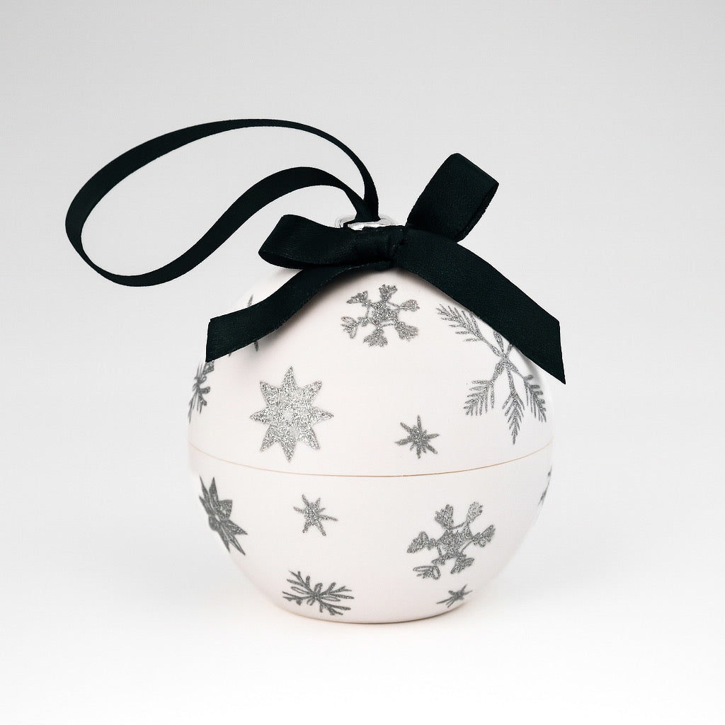 Glob decorativ alb cu fulgi argintii și panglică neagră, care se deschide ca o cutie de bijuterii cu interior crem catifelat și broderie aurie Maison La Stéphanie.