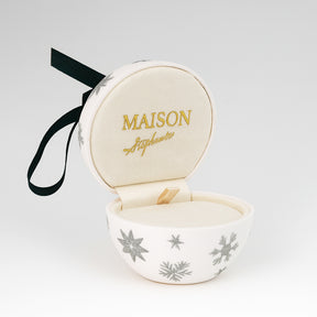 Glob decorativ alb cu fulgi argintii și panglică neagră, care se deschide ca o cutie de bijuterii cu interior crem catifelat și broderie aurie Maison La Stéphanie.