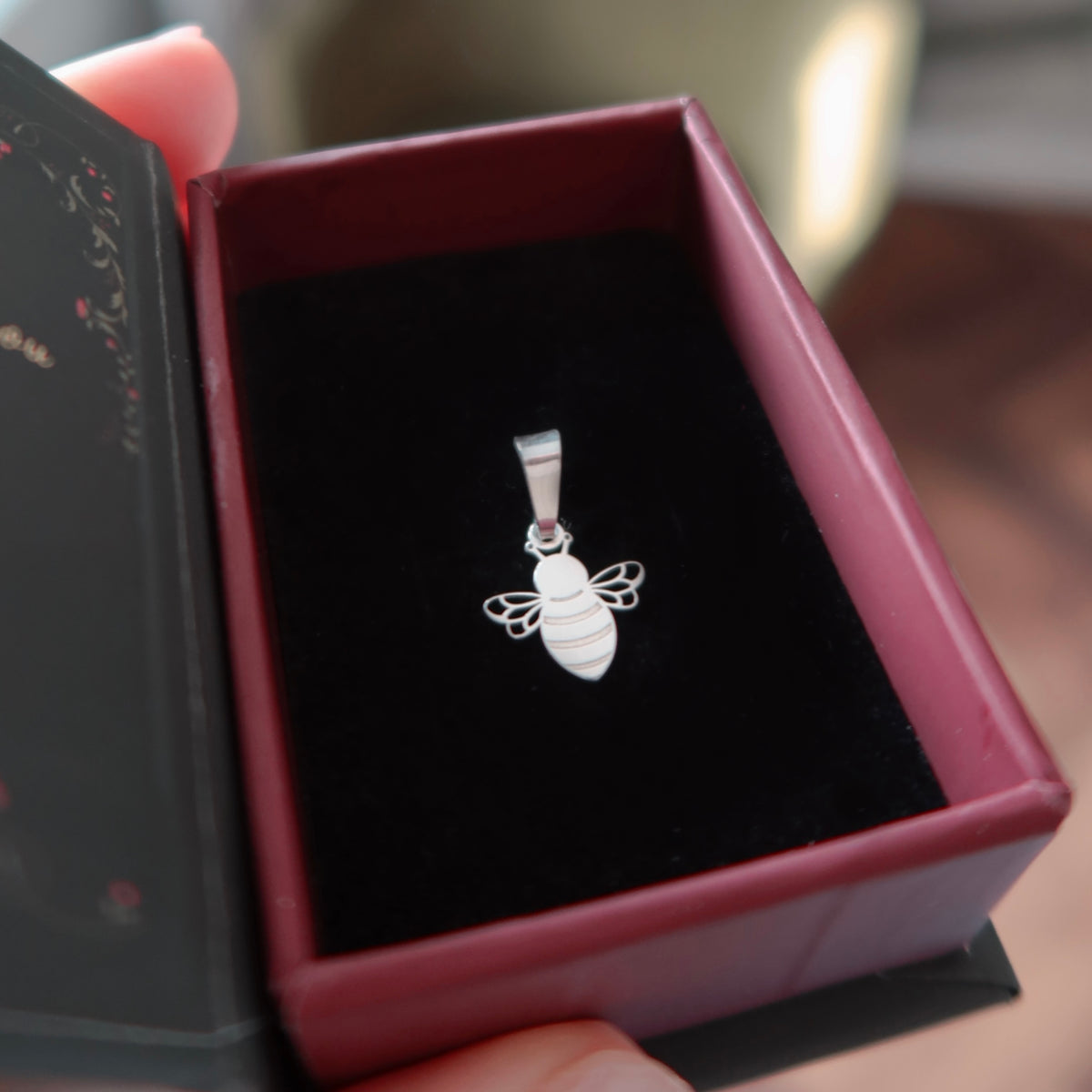 martison din argint cu pandantiv albinuta