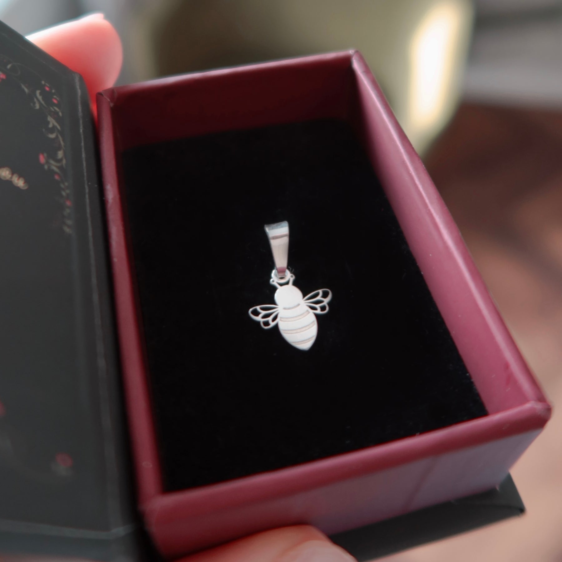 martison din argint cu pandantiv albinuta