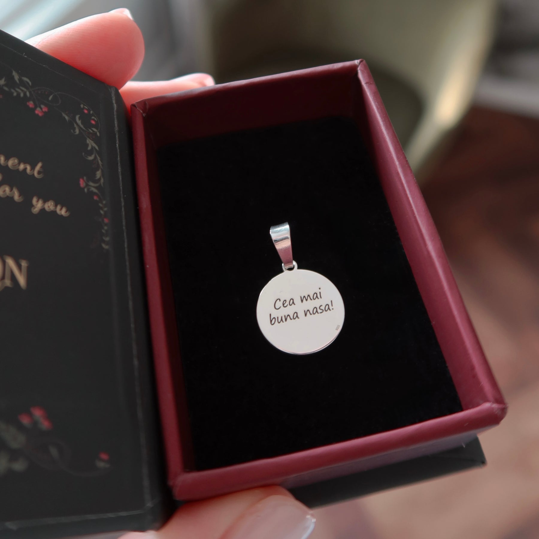 Martisor din argint 925 cu pandantiv banut personalizat cu mesaj